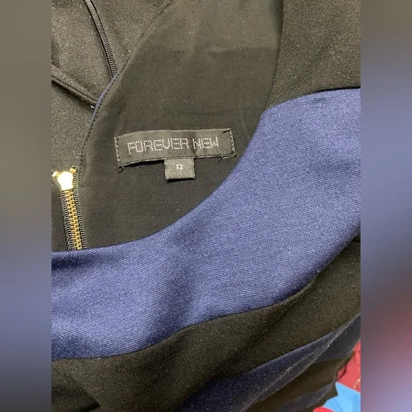 Lovely FOREVER NEW Bandage dress with back gold zip detailing - Picture 3 of 6